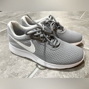 NWOB Nike Tanjun - Gray and White - Women’s Size 8